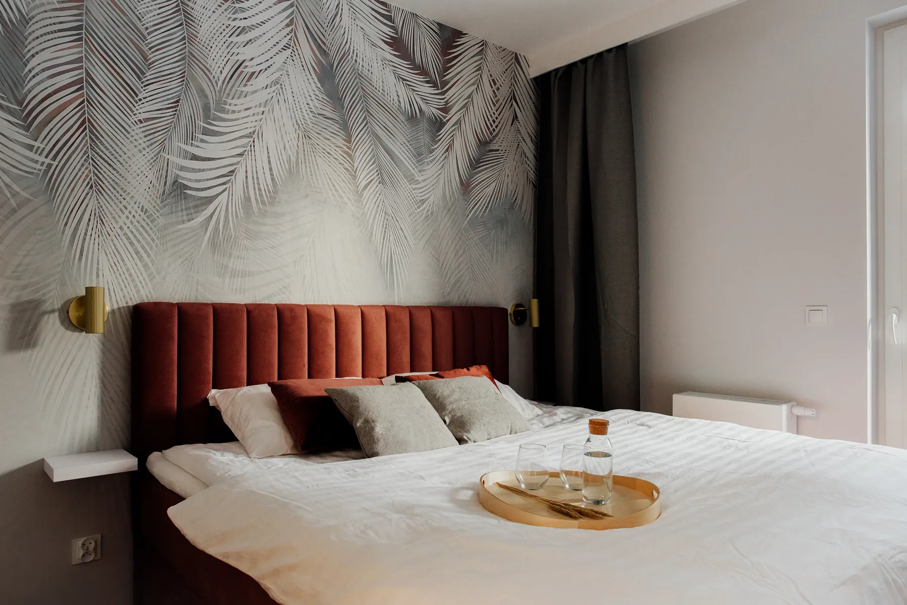 Sypialnia z tapicerowanym łóżkiem